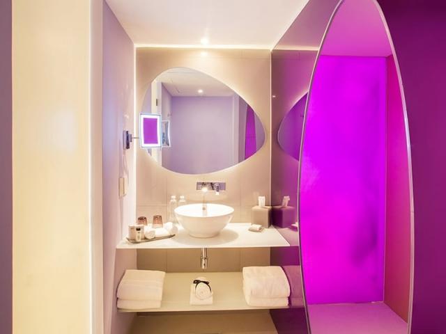 trendy ocean room bathroom